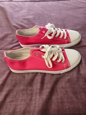 Women’s Low-Top Canvas Sneakers in Bright Pink